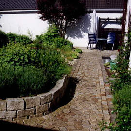 Gartenweg in beigem Granit