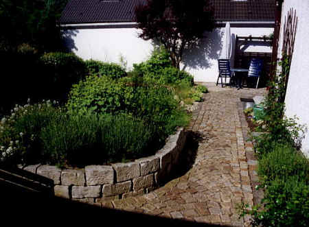 Gartenweg in grauem Granit