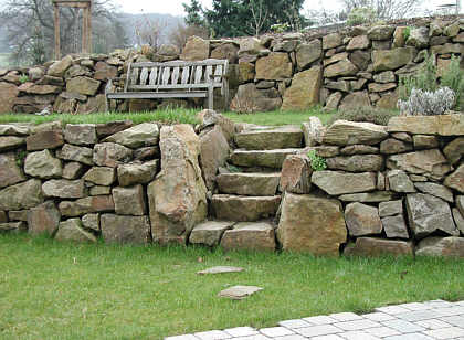 Trockenmauer aus Ruhrsandstein Terrassenförmig angelegt